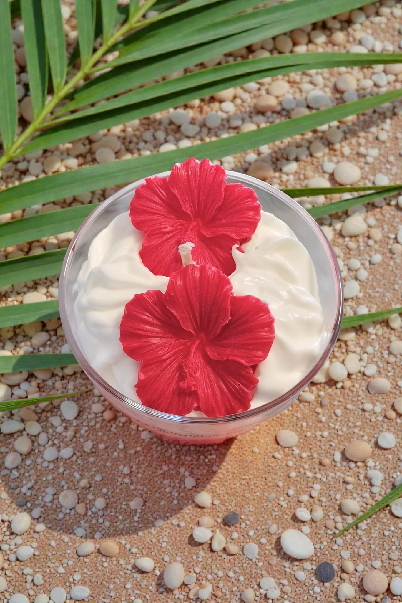 Bougie artisanale parfum hibiscus grand pot, détail de la création – Les Bougies de Malou