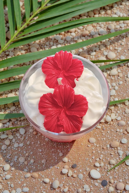 Bougie artisanale parfum hibiscus grand pot, détail de la création – Les Bougies de Malou